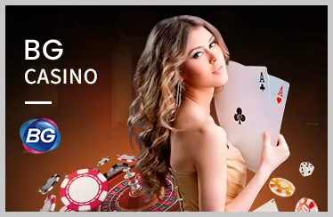 Hình ảnh bàn chơi casino trực tuyến với dealer và các trò roulette, baccarat